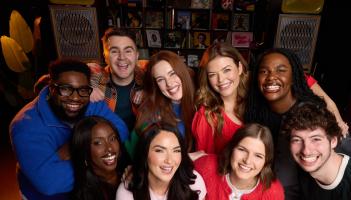 F&oacute;gra&iacute;onn RT&Eacute; 2FM sceideal nua do laethanta na seachtaine agus dearbha&iacute;onn l&aacute;ithreoir fadtr&eacute;imhseach go bhfuil siad ag imeacht