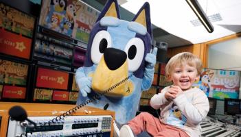 Bluey as Gaeilge! - cuirfear t&uacute;s le sraith teilif&iacute;se m&oacute;r le r&aacute; ar RT&Eacute; KIDSjr Luan C&aacute;sca