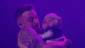 Tagann lucht lean&uacute;na le ch&eacute;ile agus r&eacute;alta The 2 Johnnies ag roinnt nuashonraithe faoi shl&aacute;inte a mhic