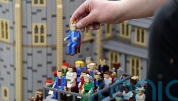 Imscrúdaíonn Gardaí ‘coir uafásach’ tar éis cúig thonna de Lego bronnta a ghoid