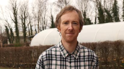 Tagann feirmeoir de chuid Bhun Cranncha ar shíolta rathúlachta na Gairneoireachta