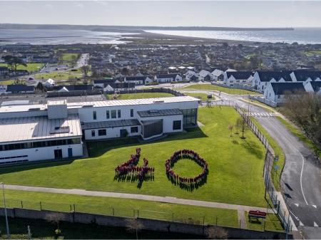 T&aacute; Gaelscoil Philib Bar&uacute;n ag ceili&uacute;radh 40 bliain le ceili&uacute;radh T&oacute;stal Gaelscoile i dTr&aacute; Mh&oacute;r