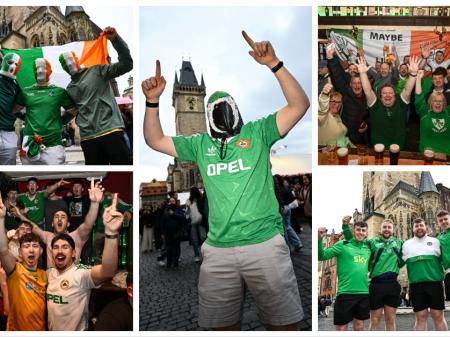 PICTI&Uacute;IR&Iacute;: F&eacute;ach ar na haghaidheanna aitheanta agus lucht lean&uacute;na na h&Eacute;ireann ag teacht go Pr&aacute;g do chluich&iacute; ceannais Chorn an Domhain