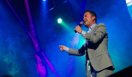 R&eacute;alta ceoil t&iacute;re na h&Eacute;ireann 'taibhsithe' ag n&oacute;im&eacute;id roimh taom cro&iacute; i gcarr ar a bealach chuig gig