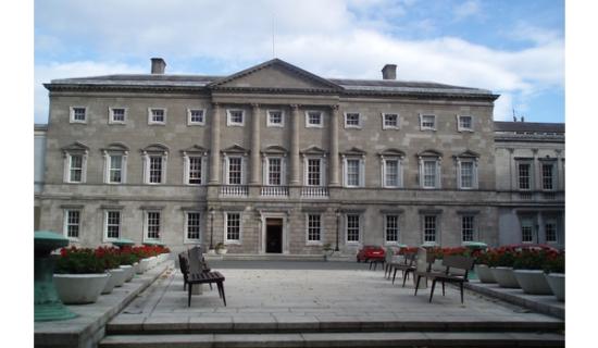 FOL&Aacute;IREAMH POIST: Tithe an Oireachtais ag earc&uacute; do r&oacute;l nua le pac&aacute;iste tuarastail tarraingteach