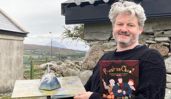 Preab sa Cheol le Doimnic Mac Giolla Bhr&iacute;de a sheoladh san amharclann