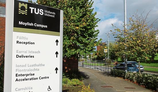 Cuireadh seachtar san ospid&eacute;al tar &eacute;is aslonn&uacute; an phr&iacute;omhfhoirgnimh ar champas na hollscoile i Luimneach