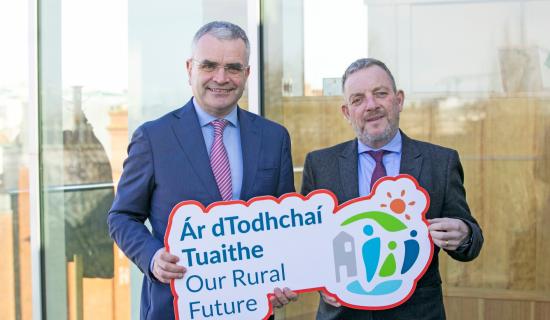 F&oacute;gra&iacute;odh beagnach &euro;390,000 de mhaoini&uacute; do 10 dtionscadal ar oile&aacute;in amach &oacute;n gc&oacute;sta