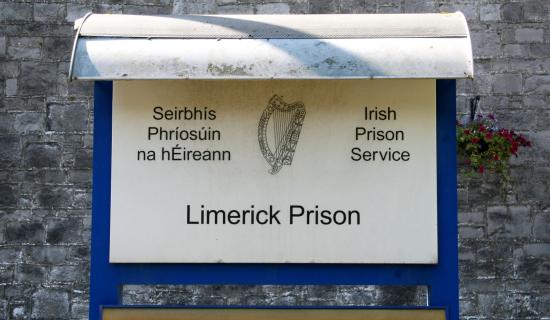 T&oacute;ir ar si&uacute;l tar &eacute;is do phr&iacute;os&uacute;nach &eacute;al&uacute; le linn cuairte ospid&eacute;il