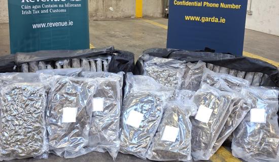 Beirt fhear gafa ag na Garda&iacute; tar &eacute;is urghabh&aacute;il druga&iacute; ar fi&uacute; &euro;1 milli&uacute;n iad i gContae na M&iacute;