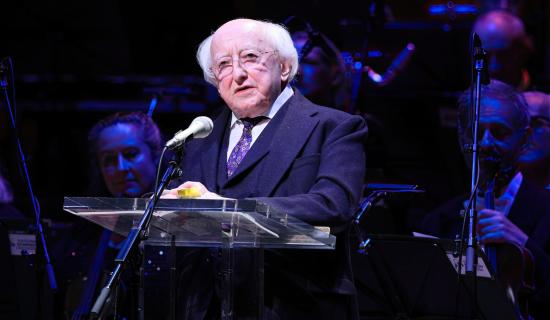 Craolfaidh TG4 ceili&uacute;radh 'cumhachtach agus spreag&uacute;il' ar fhil&iacute;ocht, ceol agus taibhi&uacute; in on&oacute;ir don Uachtar&aacute;n Michael D. Higgins