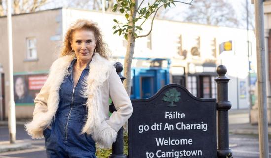 'T&aacute; s&eacute; oifigi&uacute;il!' - T&aacute; r&eacute;alta gall&uacute;na&iacute; ollmh&oacute;r p&aacute;irteach i bhfoireann Fair City ar RT&Eacute;