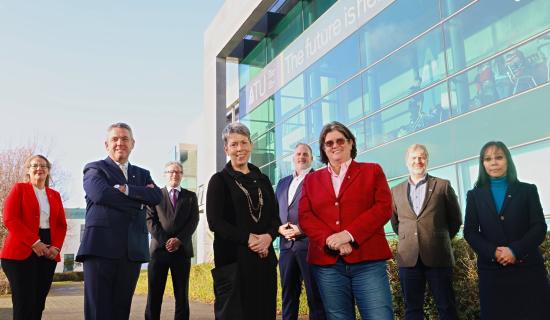 F&oacute;gra&iacute;onn Ollscoil Teicneola&iacute;ochta an Atlantaigh ceapach&aacute;in th&aacute;bhachtacha d&aacute; Foireann Cheannaireachta Sinsearach