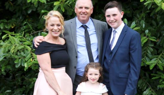 M&aacute;thair &Eacute;ireannach ag dreapadh buaic is airde V&iacute;tneam i gcuimhne ar a mac a fuair b&aacute;s i dtimpiste thrag&oacute;ideach