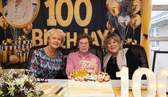 Ceili&uacute;radh agus Teach Dh&uacute;n Mainistir, &aacute;itritheoir coitianta, ag baint amach breithl&aacute; cloch mh&iacute;le amach