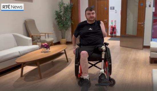 'Bh&iacute; mo l&aacute;mh f&oacute;s sa charr' - Fear &oacute;g (30) ag tabhairt rabhaidh do dhaoine eile gan tiom&aacute;int faoi thionchar an &oacute;il cho&iacute;che