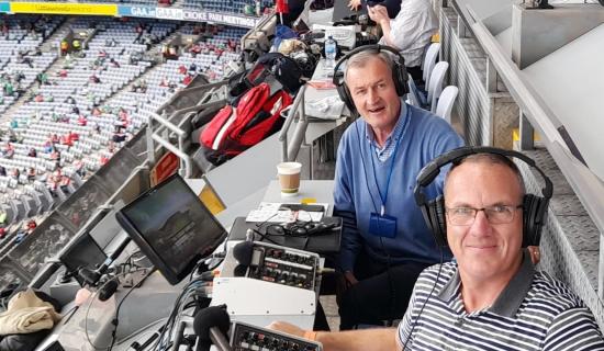 Tr&aacute;chtaireacht Ghaeilge ar Chom&oacute;rtas na S&eacute; N&aacute;isi&uacute;in agus cluich&iacute; m&oacute;ra sacair ar RT&Eacute;