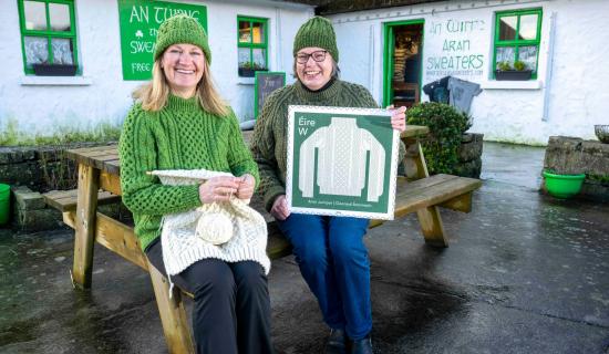 Fu&aacute;il in Am: Ceili&uacute;rann An Post pr&iacute;omhghn&eacute; &iacute;oc&oacute;nach na h&Eacute;ireann leis an mbaili&uacute;ch&aacute;n stampa&iacute; is d&eacute;ana&iacute;