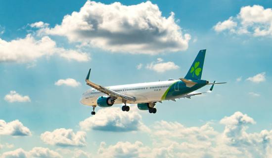 Tugann Aer Lingus athr&uacute; m&oacute;r ar rialacha taistil sa R&iacute;ocht Aontaithe i bhfeidhm tar &eacute;is rabhadh a thabhairt do phaisin&eacute;ir&iacute; &Eacute;ireannacha