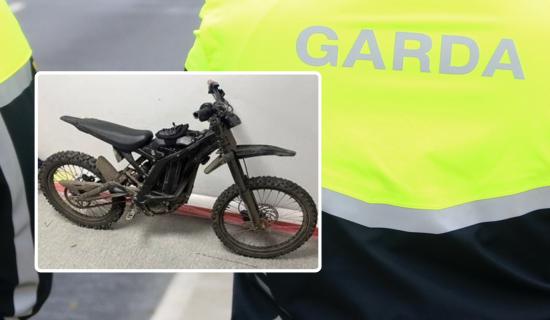 Garda san ospid&eacute;al tar &eacute;is d&oacute; a bheith buailte ag gluaisrothar a bh&iacute; ag taisteal ar luas lasrach ar chos&aacute;n