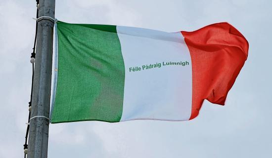 Bratacha tr&iacute;dhathacha bainte de dhroichead m&oacute;r i gcathair na h&Eacute;ireann i ndiaidh 'earr&aacute;id riarach&aacute;in'