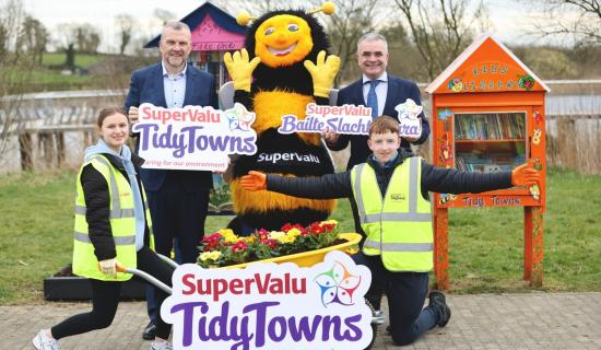 Seolann an tAire Dara Calleary com&oacute;rtas Bailte Slachtmhara SuperValu 2026