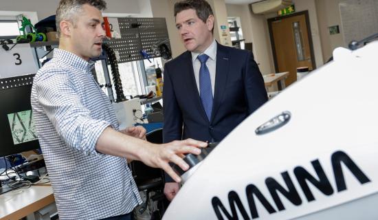 Cruth&oacute;idh Manna Air Delivery 400 post nua in &Eacute;irinn agus sna St&aacute;it Aontaithe i measc leathn&uacute; m&oacute;r