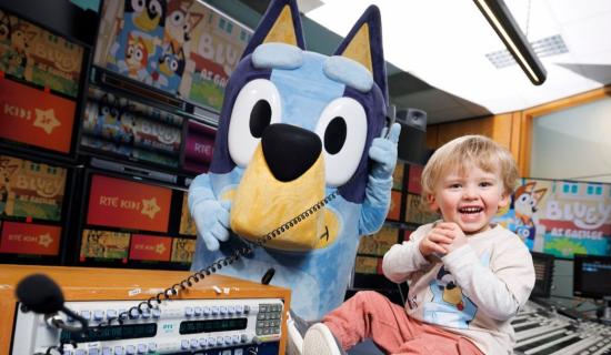 Bluey as Gaeilge! - cuirfear t&uacute;s le sraith teilif&iacute;se m&oacute;r le r&aacute; ar RT&Eacute; KIDSjr Luan C&aacute;sca