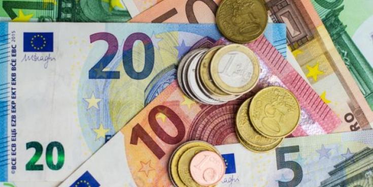 Is féidir le tuismitheoirí Éireannacha leas a bhaint as beagnach €300 fós in íocaíochtaí
