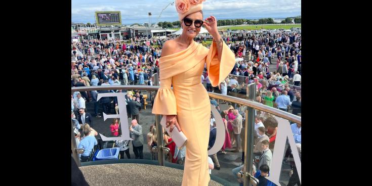 Ceiliúrann deilbhín stíl na hÉireann, Celia Holman Lee, a breithlá cloch mhíle