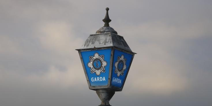  Imscrúdaíonn Gardaí 'spreagadh sceimhlitheoireachta' tar éis ionsaí ar bheairic an airm
