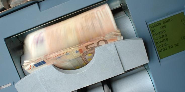 MÍNIÚ: Cad is brí le money muling agus cén fáth a bhféadfadh 14 bliana príosúin a bheith i gceist le páirt a ghlacadh ann?