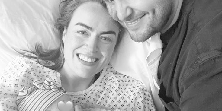Tugann an t-amhránaí Éireannach Róisín O breith do chailín beag agus roinneann sí ainm uathúil bríoch