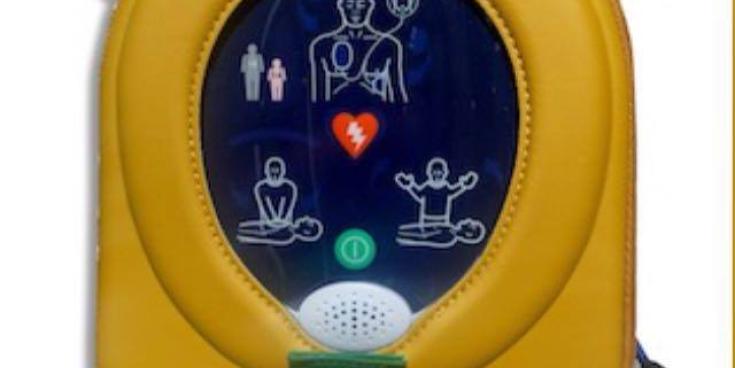 S&aacute;bh&aacute;lann d&iacute;fhibrileoir beatha fear as Liatroim tar &eacute;is d&oacute; turraing leictreach a fh&aacute;il