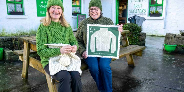 Fu&aacute;il in Am: Ceili&uacute;rann An Post pr&iacute;omhghn&eacute; &iacute;oc&oacute;nach na h&Eacute;ireann leis an mbaili&uacute;ch&aacute;n stampa&iacute; is d&eacute;ana&iacute;