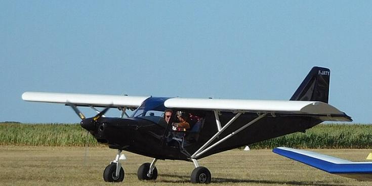 Fear ag ullmh&uacute; le dul ar eitilt tar &eacute;is d&oacute; eitle&aacute;n dh&aacute; shu&iacute;och&aacute;n a th&oacute;g&aacute;il ina ghaird&iacute;n c&uacute;il