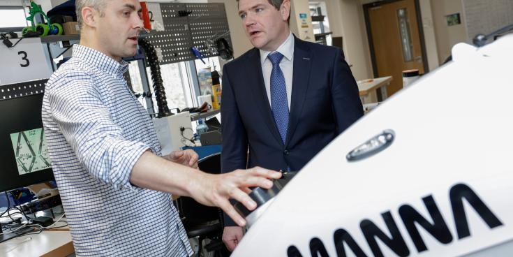 Cruth&oacute;idh Manna Air Delivery 400 post nua in &Eacute;irinn agus sna St&aacute;it Aontaithe i measc leathn&uacute; m&oacute;r