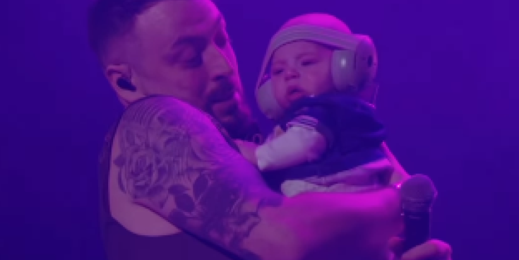 Tagann lucht lean&uacute;na le ch&eacute;ile agus r&eacute;alta The 2 Johnnies ag roinnt nuashonraithe faoi shl&aacute;inte a mhic