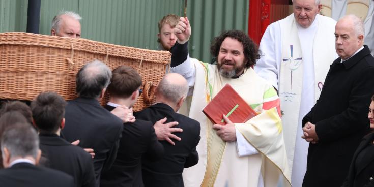 Moya Brennan: 'Fuair ​​a ceol baile i ngach cro&iacute;', cloistear ag Aifreann na sochraide