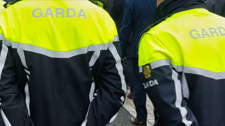 Breis is 100 Garda ar an l&iacute;ne tosaigh le gunna&iacute; taser a bheith armtha acu faoi Nollaig