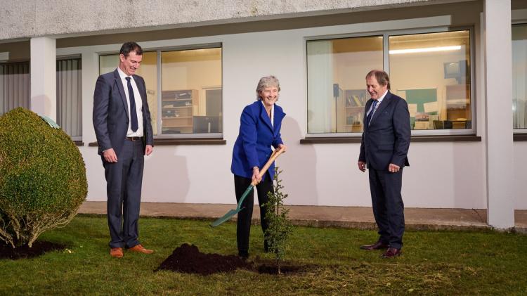 Uachtar&aacute;n na h&Eacute;ireann Catherine Connolly ar cuairt go RT&Eacute; Raidi&oacute; na Gaeltachta i gCasla, Conamara agus crann nua curtha aici