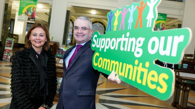 S&iacute;n&iacute;onn An Post conradh nua chun &iacute;oca&iacute;ochta&iacute; airgid thar an gcuntar a shol&aacute;thar ag oifig&iacute; poist