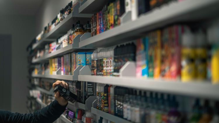 Formheas d&eacute;anta ag an Rialtas ar gh&eacute;arlean&uacute;int mh&oacute;r ar vape agus ar ph&uacute;its&iacute; nicit&iacute;n do dhaoine faoi bhun 18 mbliana d'aois