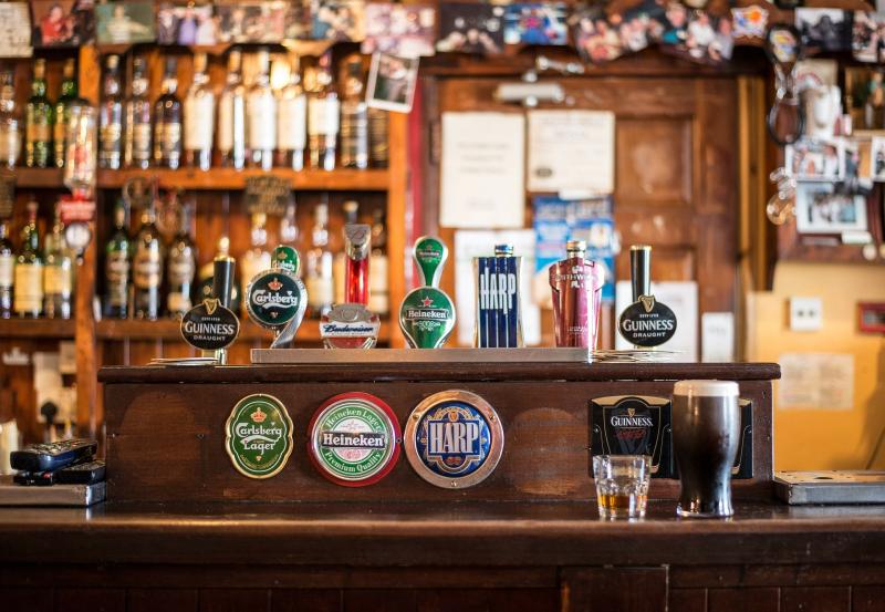 Cathain a bheidh na laethanta saoire bainc in Éirinn thar an Nollaig agus in 2024?