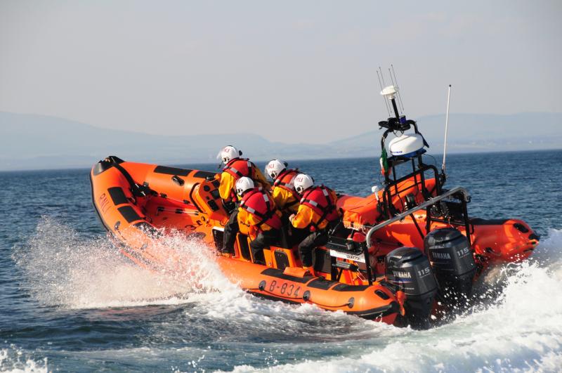 RNLI bailiúcháin airgid dó bhád Tarrthála Arainn Mhóir