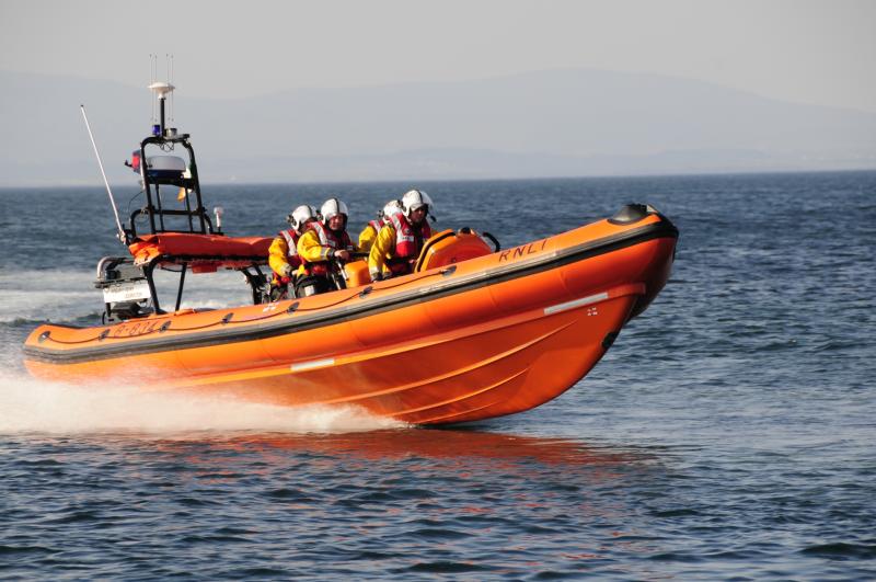 Tugann RNLI Loch Deirgeirt cúnamh do bheirt ar bhád mótair