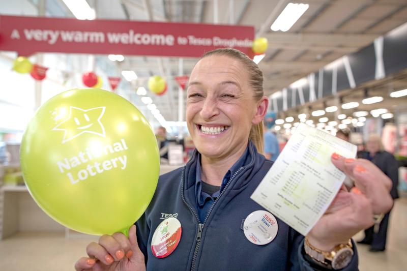 Na 10 n-áit neamhghnách is fearr a chuireann Éireannaigh i bhfolach a gcuid ticéid Lotto