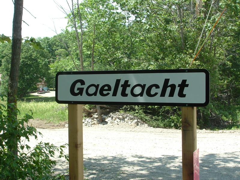 Léirsiú ag teach Laigheann mar gheall ar ghéarchéim títhiocht na Gaeltachta