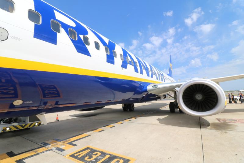 Sl&aacute;n leis na sc&aacute;thanna b&aacute;ist&iacute;! Lascain&iacute; ar eitilt&iacute; le haghaidh l&aacute; breithe Ryanair