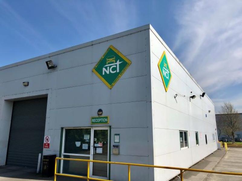 Teipeann ar NCT carr láithreach go contúirteach as tuáille a úsáid chun jab deisiúcháin a chlúdach